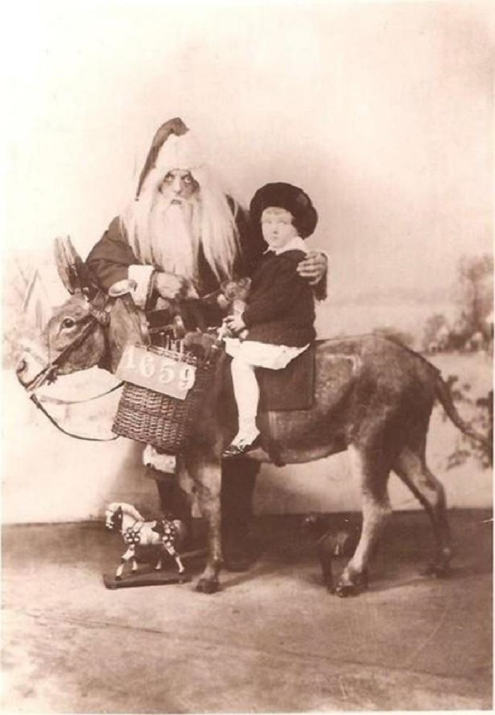 Новый год не за горами: самое время вспомнить, как выглядели Деды Морозы 100 лет назад (фото)