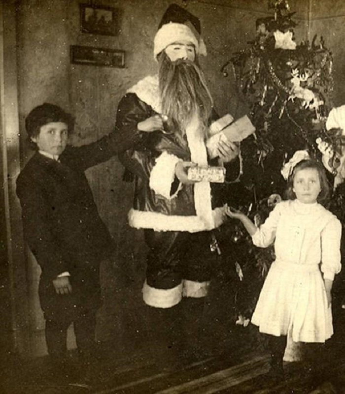 Новый год не за горами: самое время вспомнить, как выглядели Деды Морозы 100 лет назад (фото)