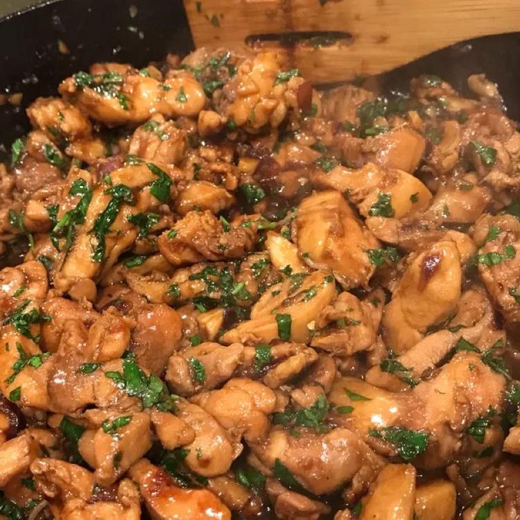 Фирменный рецепт тайской кухни: острая курица с базиликом. Вкусно, необычно и сытно