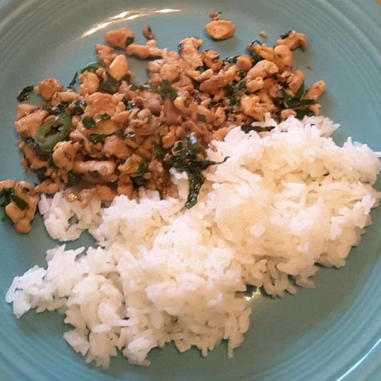 Фирменный рецепт тайской кухни: острая курица с базиликом. Вкусно, необычно и сытно