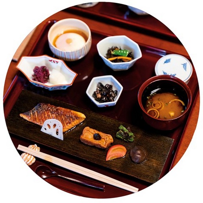 Неоновые огни Токио и суши-рестораны, отмеченные звездами Мишлен, или же спокойный, богатый храмами Киото: в каком из японских городов стоит побывать