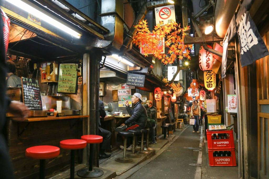 Неоновые огни Токио и суши-рестораны, отмеченные звездами Мишлен, или же спокойный, богатый храмами Киото: в каком из японских городов стоит побывать