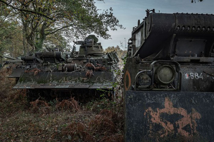 Бельгийский фотограф снимает на свою камеру заброшенную военную технику по всему миру