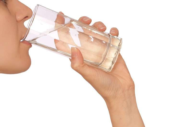 Когда полезнее пить воду: до еды или после? Аргументы, которые помогут наконец определиться