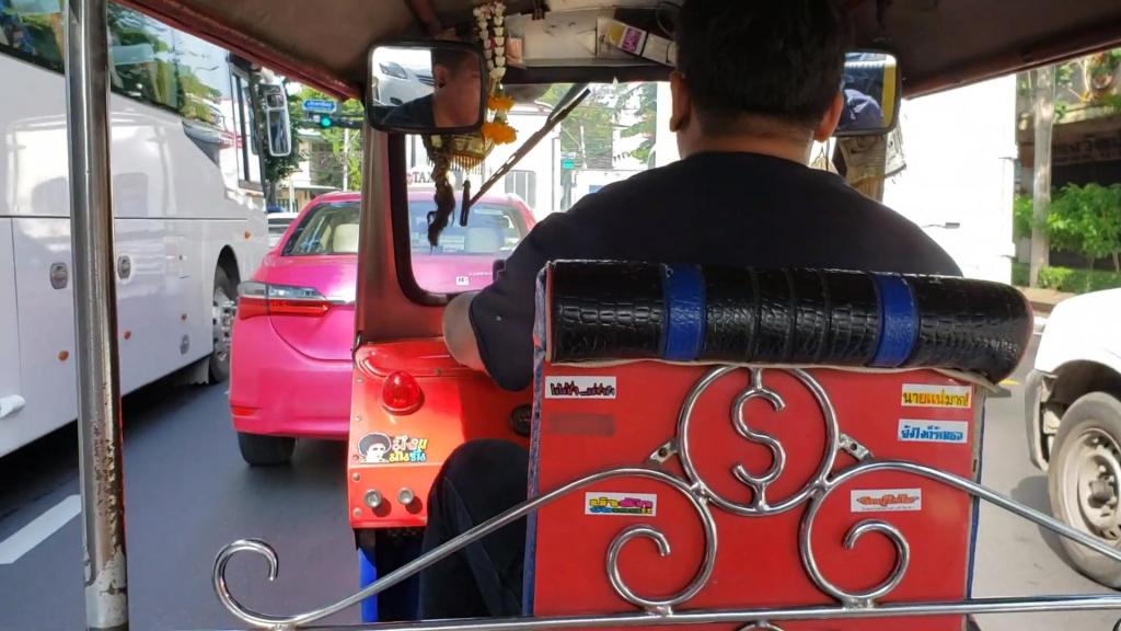 Национальный символ Таиланда: впечатление пассажира от трехколесного такси тук-тук