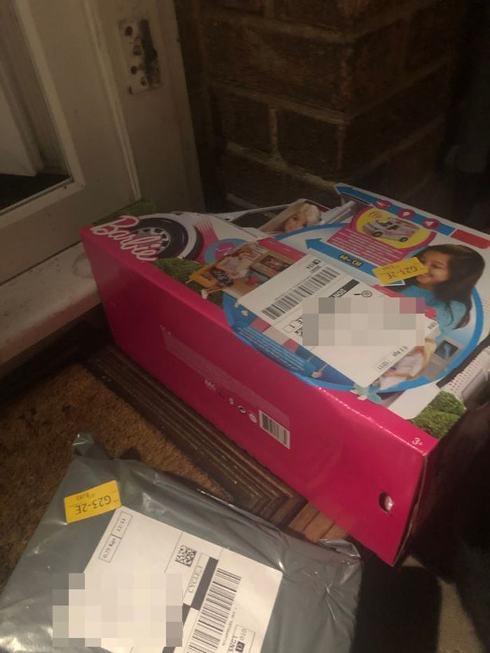 Лучший способ испортить праздник: Джоанна Ловелл заказала подарок ребенку на Рождество, и его прислали в прозрачной упаковке