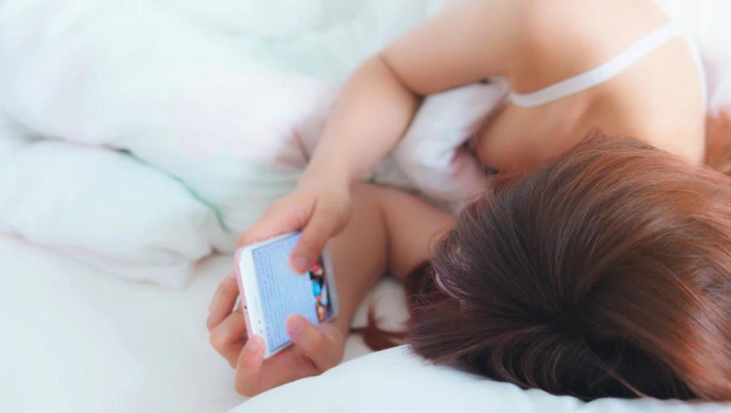 Проверять телефон сразу после пробуждения вредно? Специалисты утверждают обратное