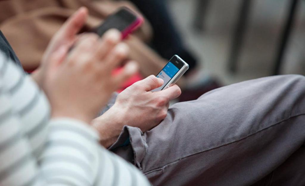 Можно ли заразиться простудой от своего смартфона: ученые рассказали, почему стоит очищать телефон
