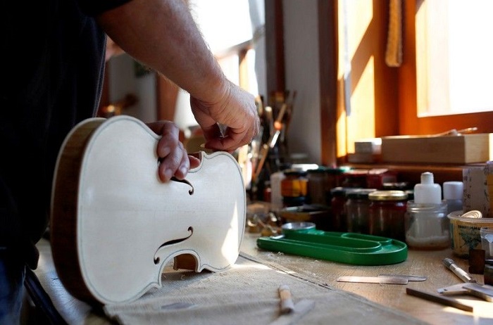 35 лет назад отец смастерил для своего сына скрипку: теперь инструменты, сделанные его руками, стоят целое состояние