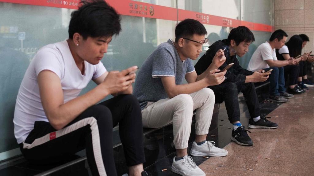 На природе и со смартфоном в руке: стоит ли осуждать людей за использование телефонов на улице