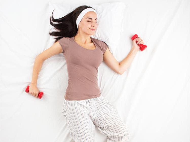 Подруга фитнес-тренер рассказала, как можно подтянуть живот, не вставая с кровати. В день достаточно заниматься 5 минут
