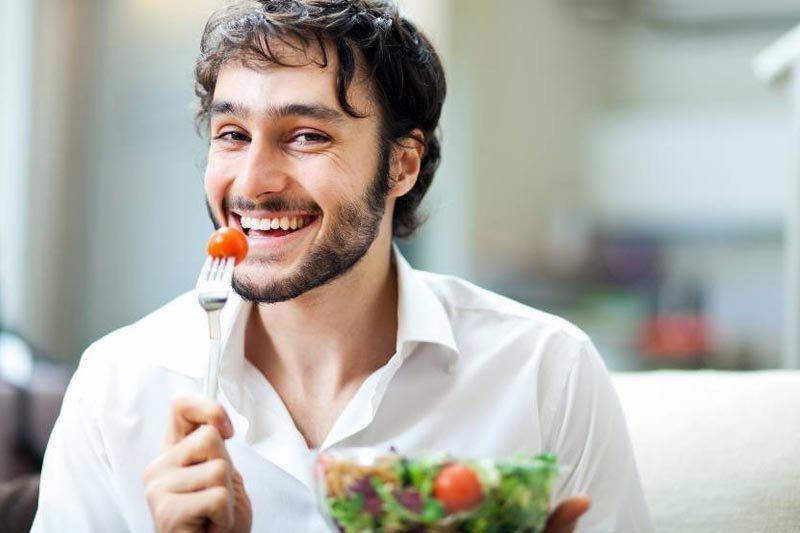 Обед с друзьями и семьей заставляет вас съедать больше: результаты исследования
