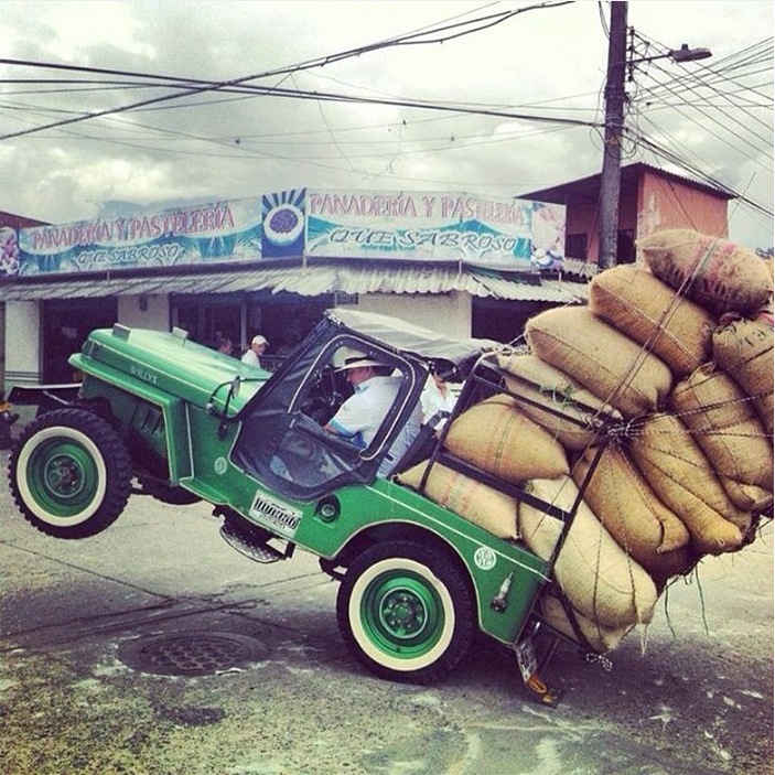 В Колумбии ежегодно проходит парад джипов: жители загружают в автомобили все, что только могут поместить