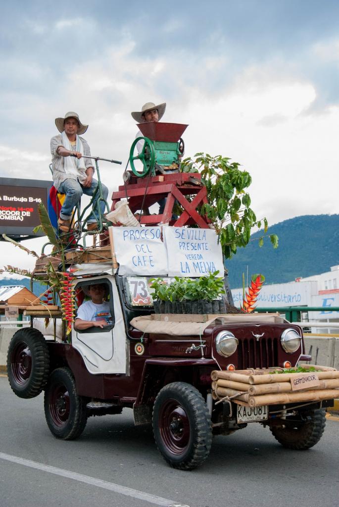 В Колумбии ежегодно проходит парад джипов: жители загружают в автомобили все, что только могут поместить