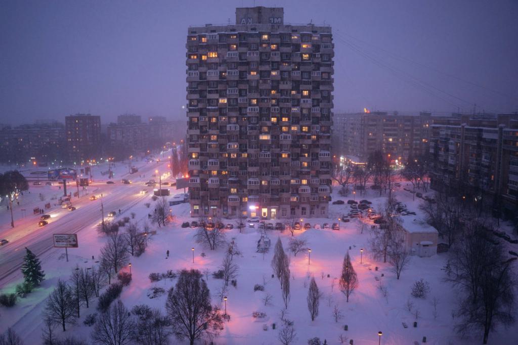 Ода советской архитектуре: фотограф показывает городские постройки в новом романтическом свете