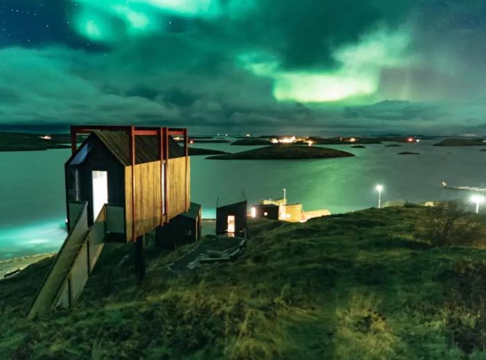 Убежище в Арктике: деревня из маленьких домов - это на самом деле гостиница