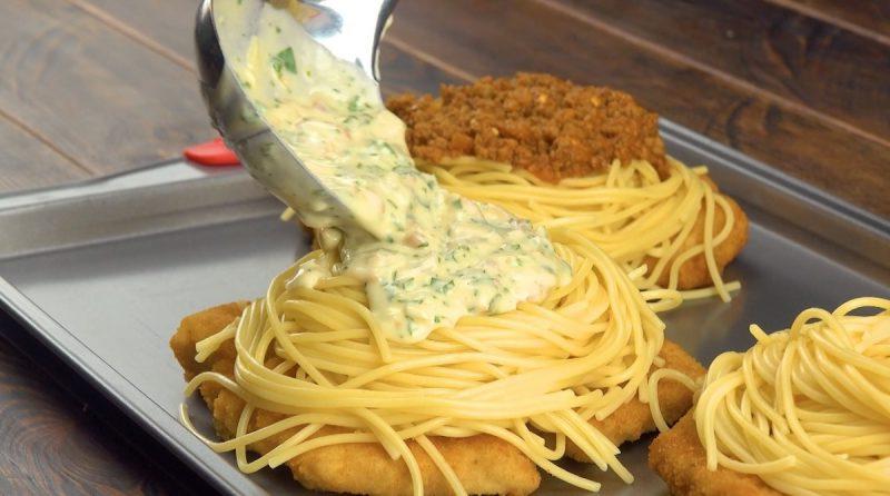Шницель в духовке со спагетти и нежным сливочным соусом готовится очень просто