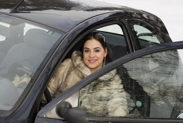 Эксперты считают, что вождение авто в зимней одежде может быть опасно