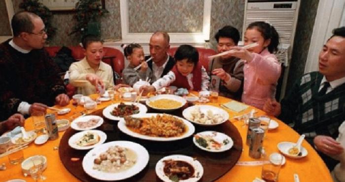 Почему японцы не хотят сидеть за одним столом с китайцами? Оказалось, все дело - в их поведении за столом
