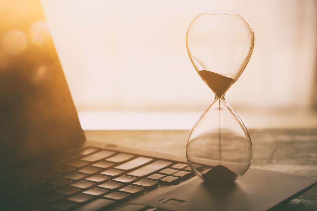 Культовый британский автор Джеффри Арчер использует песочные часы, чтобы повысить свою производительность