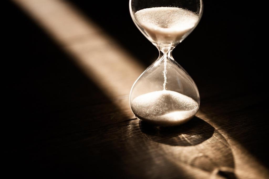 Культовый британский автор Джеффри Арчер использует песочные часы, чтобы повысить свою производительность