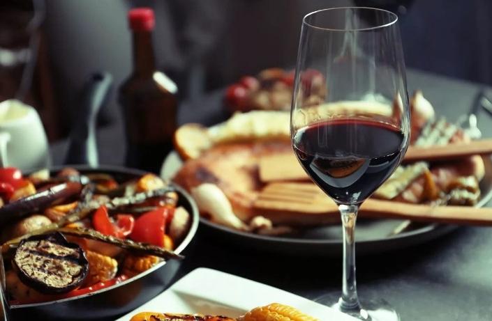 6 лучших комбинаций вина с едой: почему холодные мясные закуски не стоит подавать к красному вину
