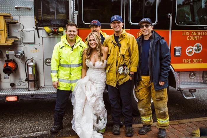 Дорога была заблокирована: невеста и ее подружки шли по грязной обочине дороги, но доблестные пожарные не позволили свадьбе сорваться
