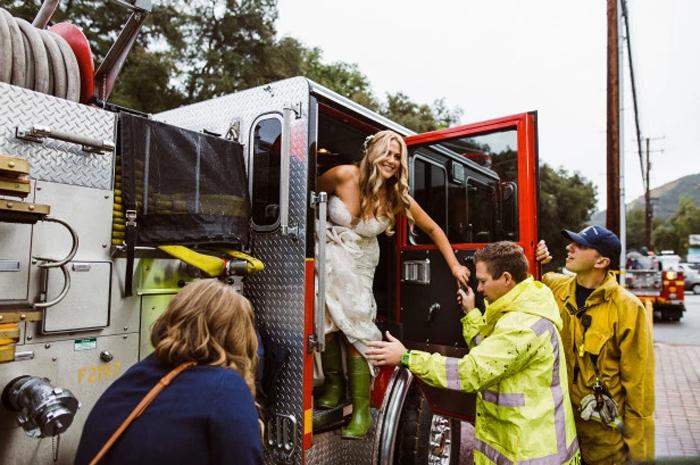 Дорога была заблокирована: невеста и ее подружки шли по грязной обочине дороги, но доблестные пожарные не позволили свадьбе сорваться
