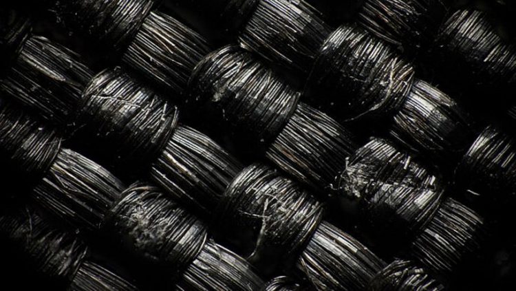 Голландский бренд изготовил самый жесткий в мире пуховик: его волокна в 15 раз прочнее стали