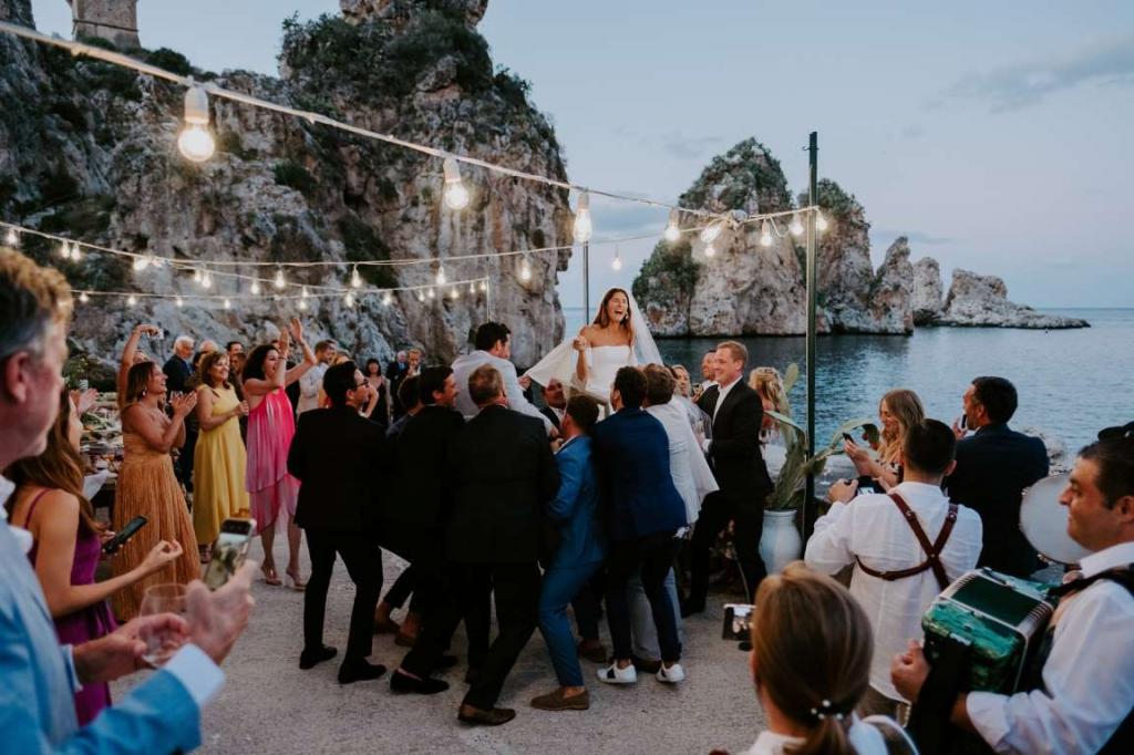 Венчались на холме, а после банкета пошли плясать в пещеру: молодожены устроили свадьбу в традициях Старой Италии