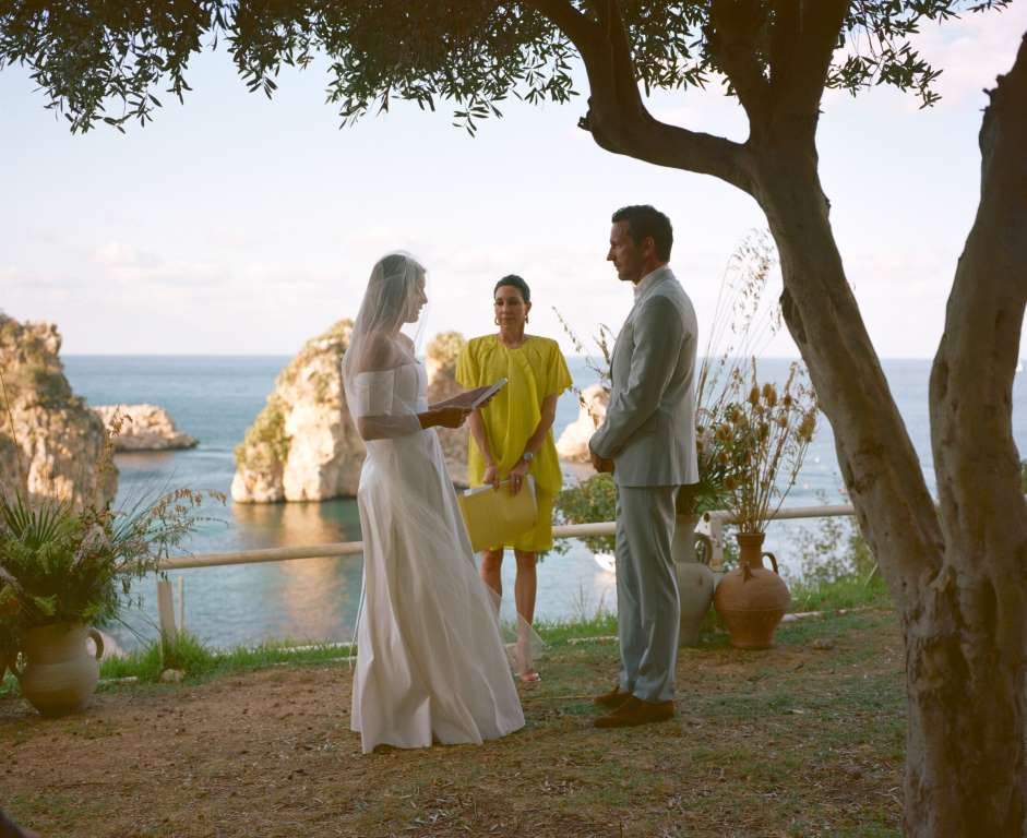 Венчались на холме, а после банкета пошли плясать в пещеру: молодожены устроили свадьбу в традициях Старой Италии