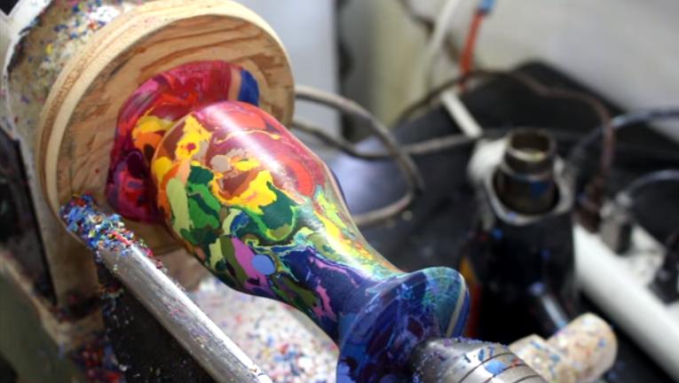 Креативный мужчина расплавил в духовке 250 восковых карандашей, чтобы сделать уникальную вазу