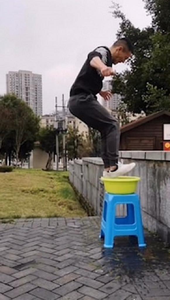 Китаец показывает трюк кунг-фу, "подпрыгивая" на тазике с водой (видео)