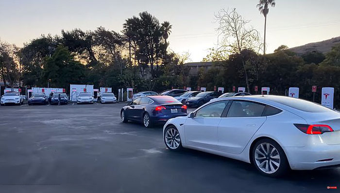 Минусы владения электромобилем: 50 водителей «Тесла» несколько часов стоят в очереди, чтобы зарядить свои автомобили в Черную пятницу