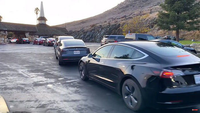 Минусы владения электромобилем: 50 водителей «Тесла» несколько часов стоят в очереди, чтобы зарядить свои автомобили в Черную пятницу