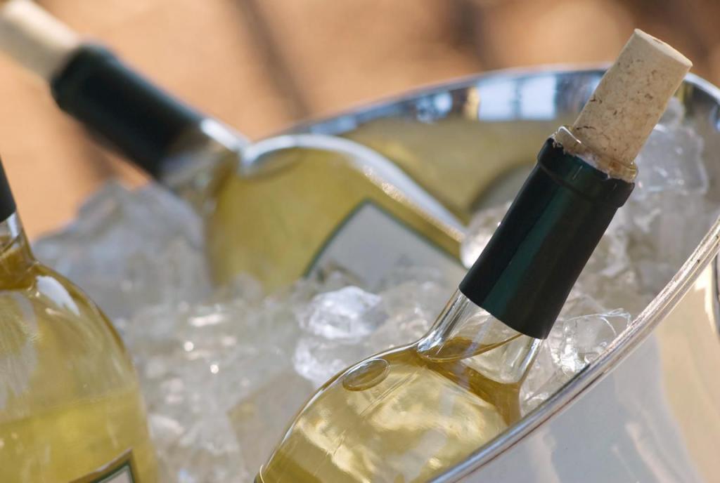 Как быстро охладить вино без вреда для напитка? Ученые объяснили