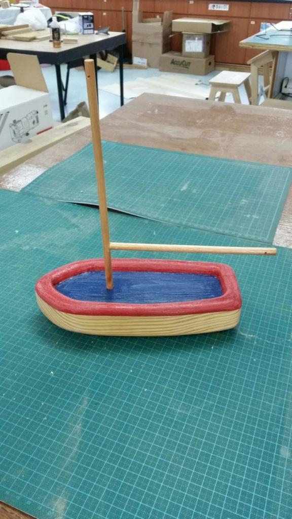 Подарок ребенку для игр: как сделать игрушечную лодку из натурального дерева