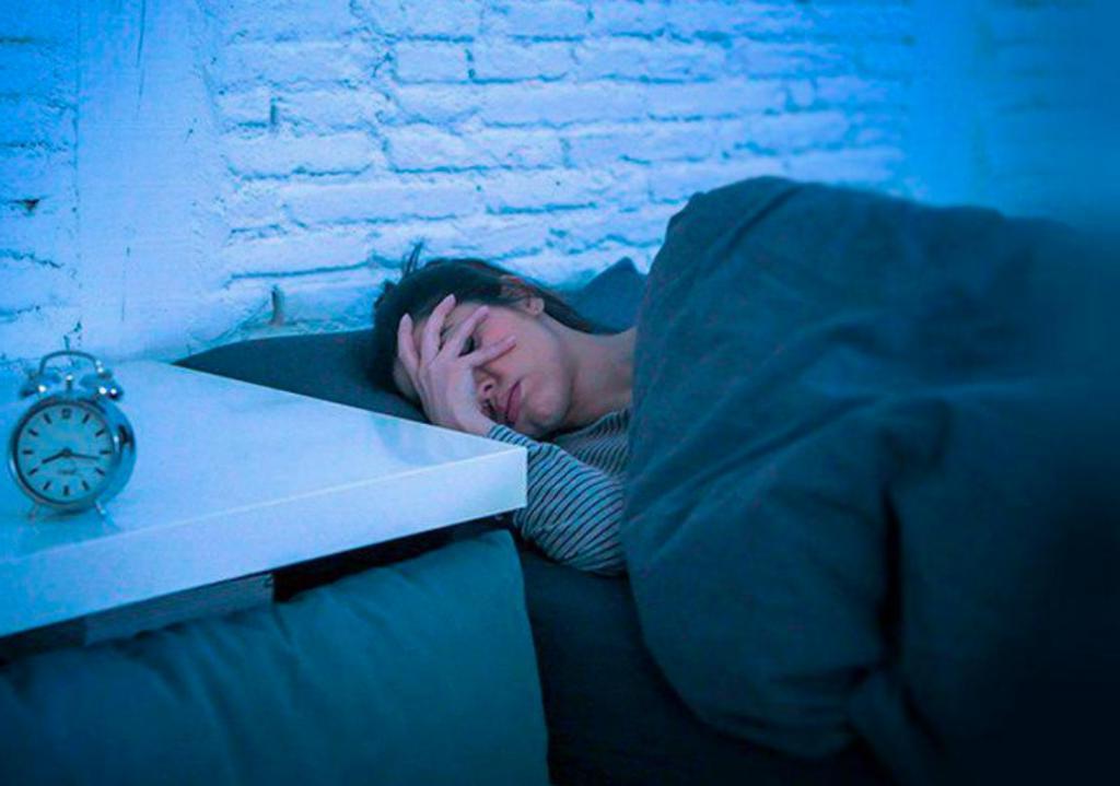 Почему зимой нам сложнее просыпаться рано? Эксперты рассказали, как недостаток света влияет на наш мозг