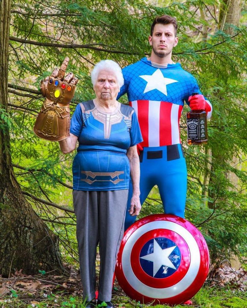 93-летняя бабушка и ее внук одеваются в смешные костюмы и делятся фотографиями в Сети: пользователям нравится это
