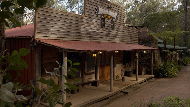 Тематический парк о золотой лихорадке в Австралии: часовня, старинные инструменты, питейное заведение. Все это выставлено на продажу за 3,4 млн $