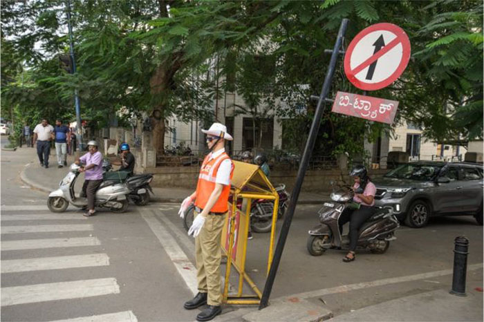 Не будучи в силах справиться с 8 млн машин, в индийском Бангалоре поставили манекены полицейских