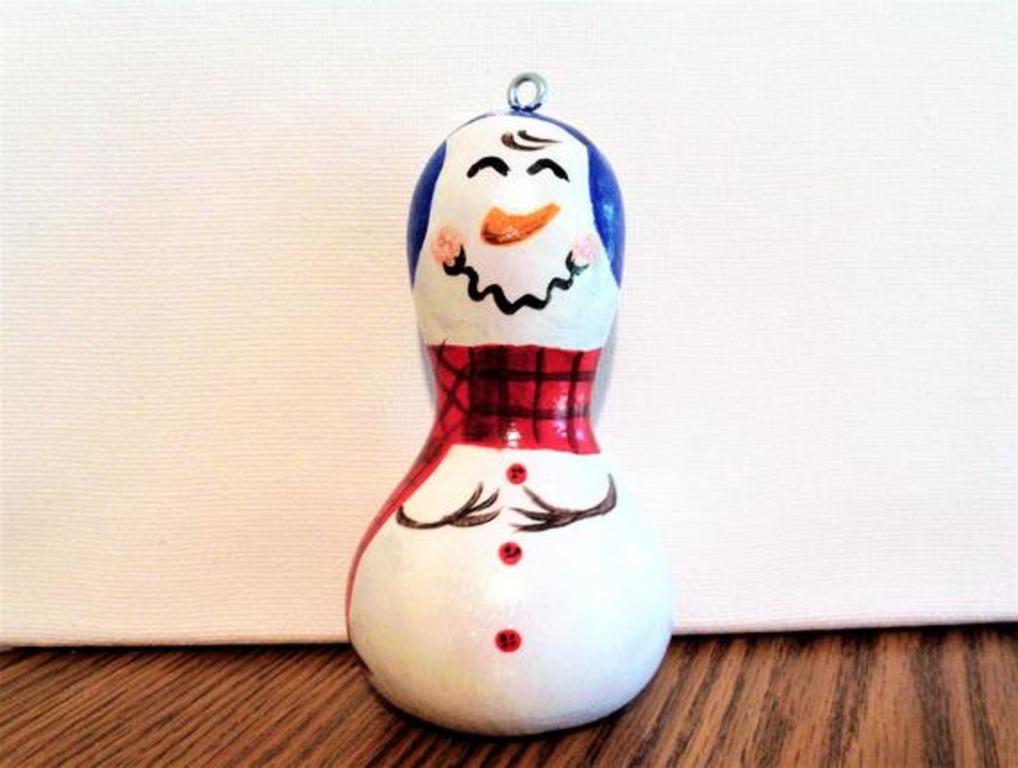 Как сделать милого декоративного снеговика из тыквы к Новому году