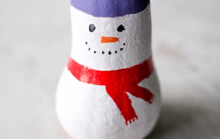 Как сделать милого декоративного снеговика из тыквы к Новому году