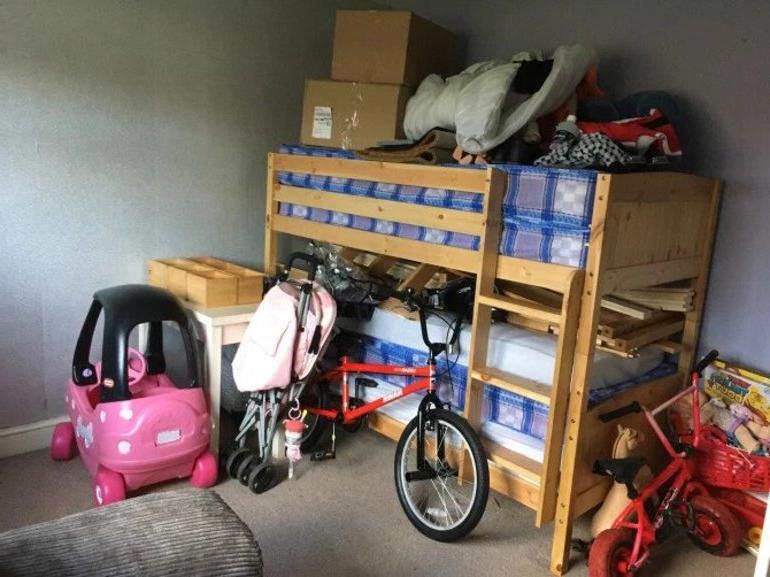 Семье из 10 человек приходится ютиться в крошечной заплесневелой квартирке после того, как их выселили из предоставленного государством жилья