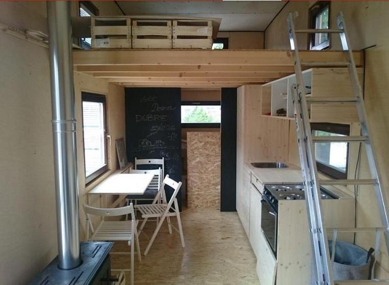 Без ипотеки и разрешения на строительство: молодые супруги построили себе передвижной дом
