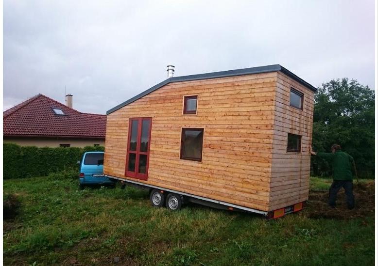 Без ипотеки и разрешения на строительство: молодые супруги построили себе передвижной дом