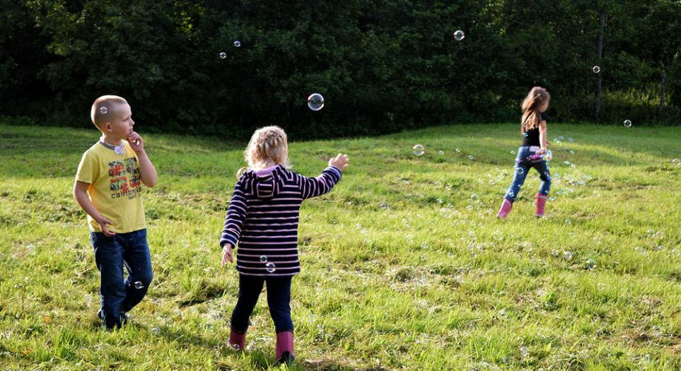 Всегда устраивать праздничные мероприятия: как расширить социальные навыки ребенка, когда он единственный в семье