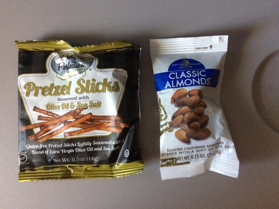 Горячий шоколад и вещи для комфортного сна: что можно бесплатно получить в самолете или аэропорту