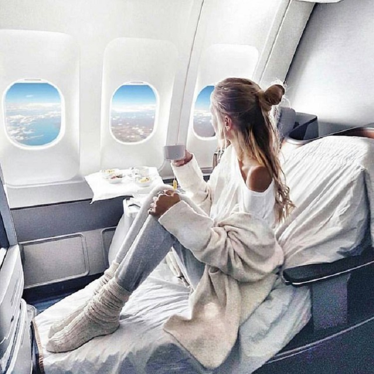 Горячий шоколад и вещи для комфортного сна: что можно бесплатно получить в самолете или аэропорту