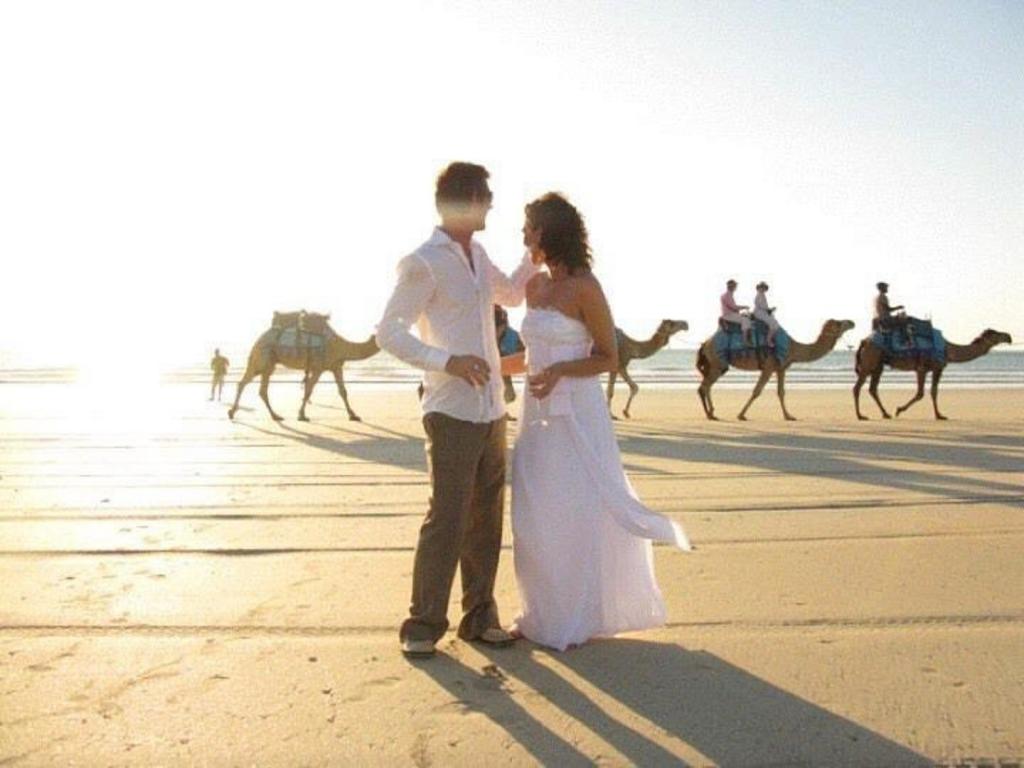 Поженились на пляже и выбрали себе необычный дом. Пара австралийцев вложила почти $ 500 000 в старый автобус